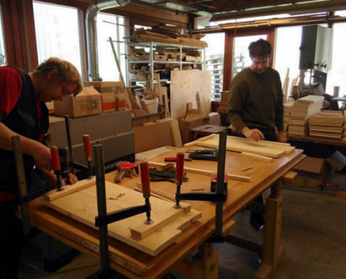 In einer Werkstatt für behinderte Menschen werden die Nistkästen für den Habichtskauz gebaut