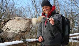 Andreas Kieling mit Gänsegeier Bild &copy; A. Kieling