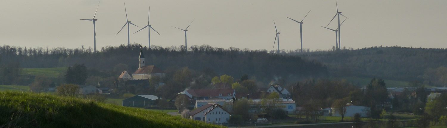 Kulturlandschaft mit Windrädern am Horizont